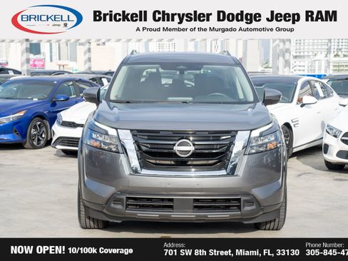 Used 2024 Nissan Pathfinder SV image 2