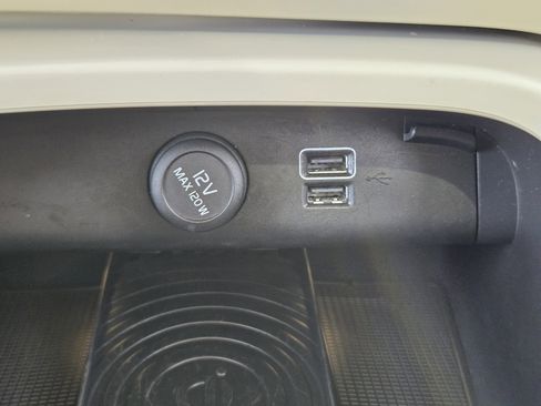 Used 2019 Volvo XC40 T4 Inscription image 27