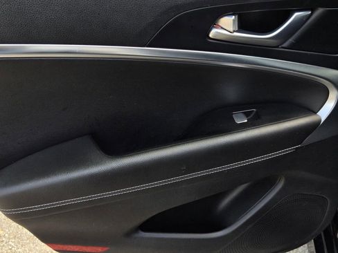 Used 2025 Genesis G70 2.5T image 9