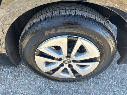 Used 2017 Toyota Prius image 24