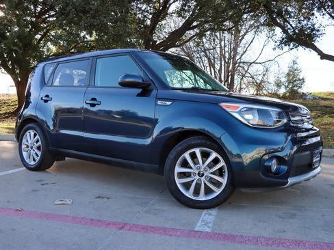 Used 2018 Kia Soul + image 1