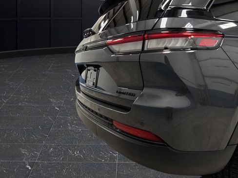 Used 2024 Jeep Grand Cherokee Limited w/ Luxury Tech Group II image 33