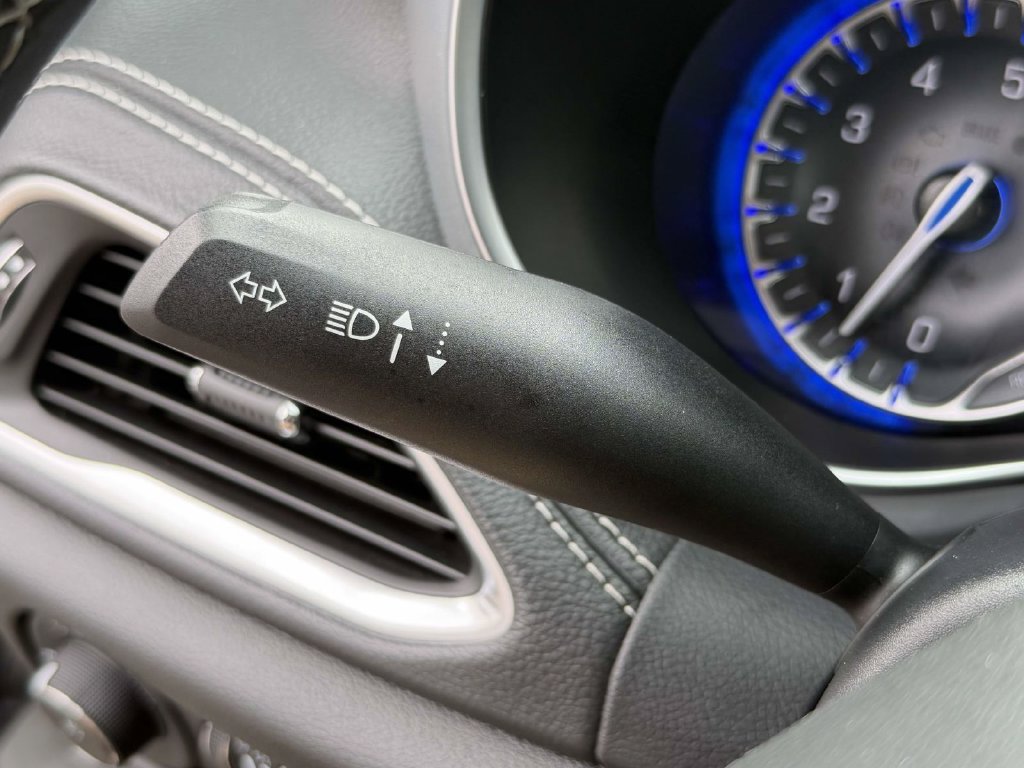 Used 2025 Chrysler Pacifica Limited FWD image 27