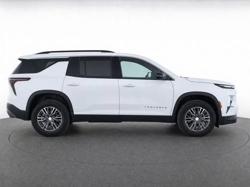 Used 2025 Chevrolet Traverse LT FWD image 11