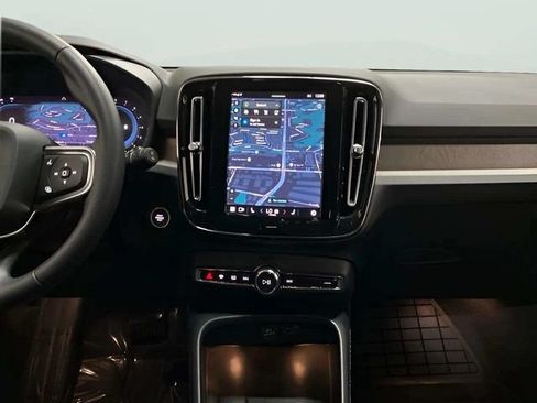 Used 2023 Volvo XC40 B4 Core w/ Convenience Package FWD image 15