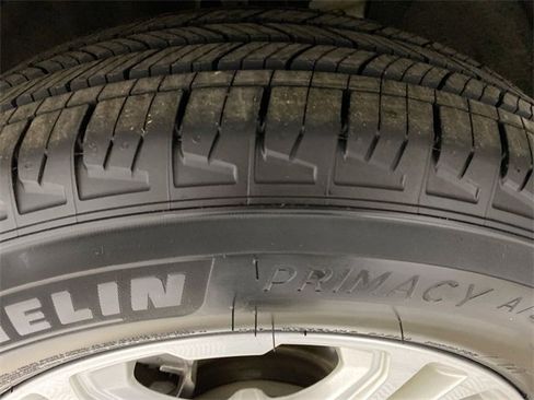 Used 2023 GMC Terrain SLE w/ Driver Convenience Package image 17