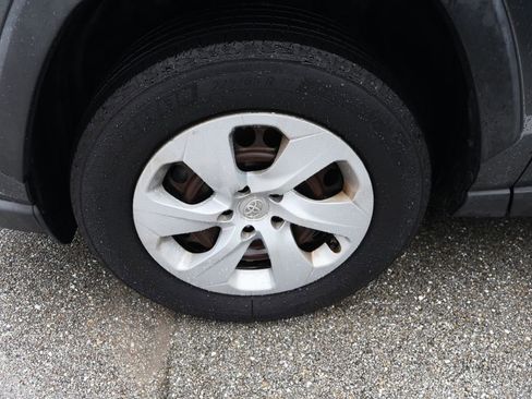 Used 2019 Toyota RAV4 LE FWD image 4