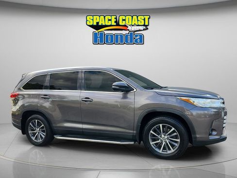 Used 2019 Toyota Highlander XLE AWD/4WD image 12