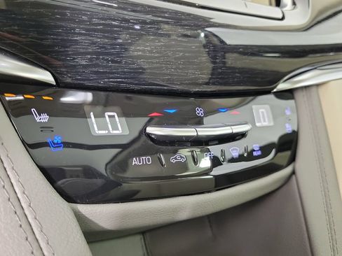 Used 2025 Cadillac XT6 Premium Luxury FWD image 30