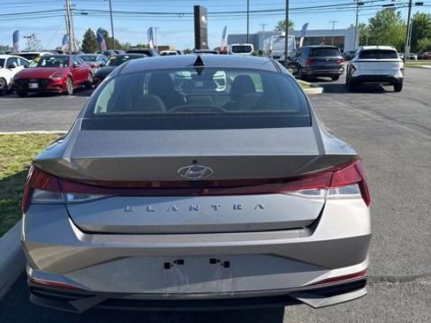 Used 2023 Hyundai Elantra SE FWD image 12