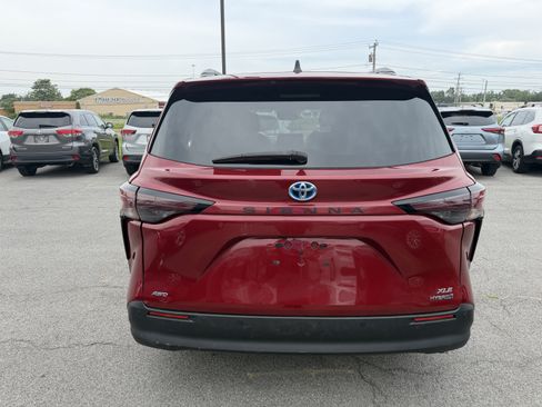 Used 2024 Toyota Sienna XLE w/ XLE Plus Package AWD/4WD image 6