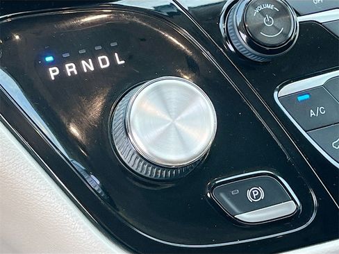 Used 2018 Chrysler Pacifica Touring-L image 16