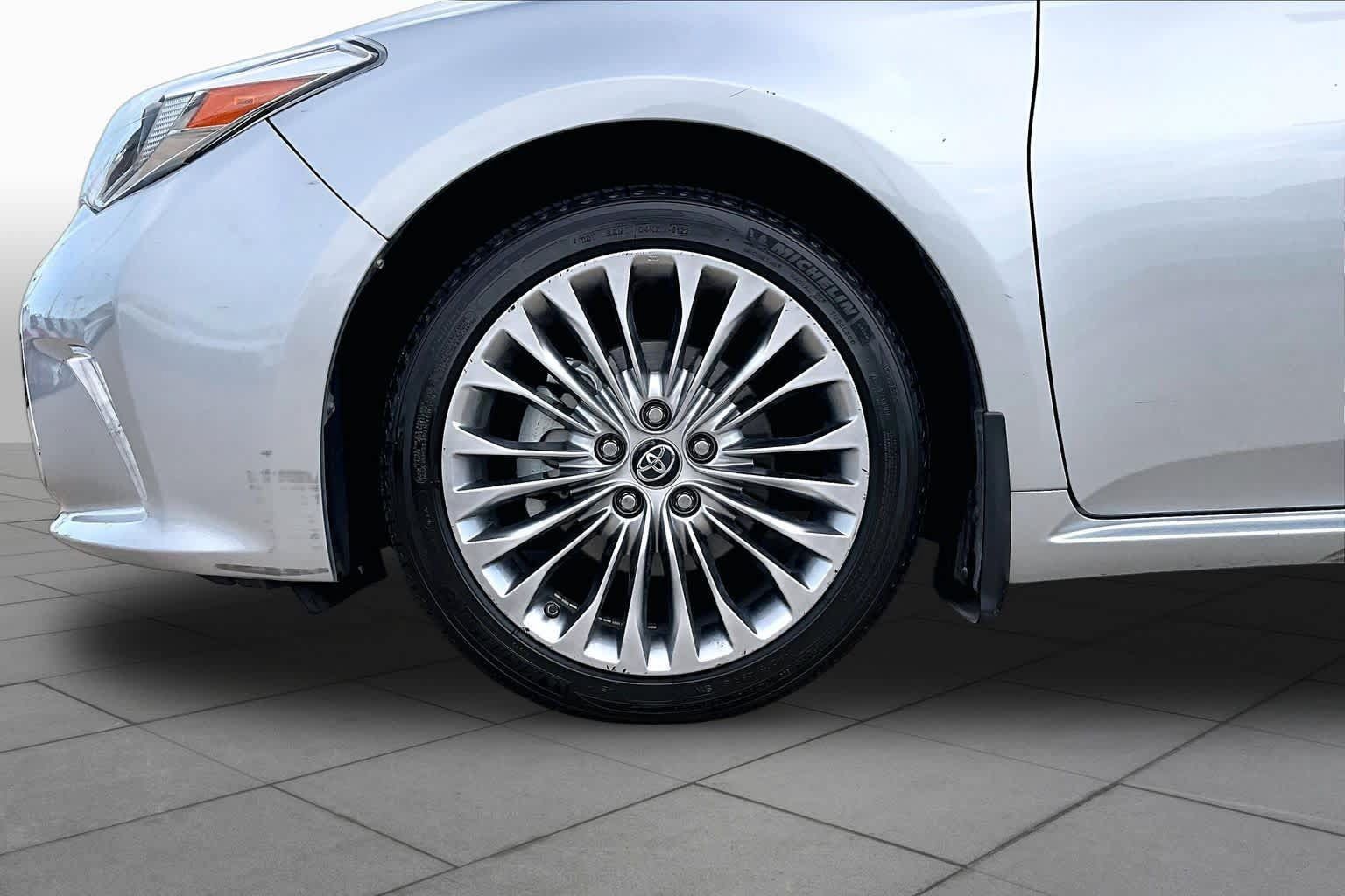 Used 2016 Toyota Avalon Limited w/ Toyota Safety Sense Package FWD image 11