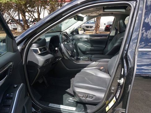 Used 2021 Toyota Highlander Limited image 2