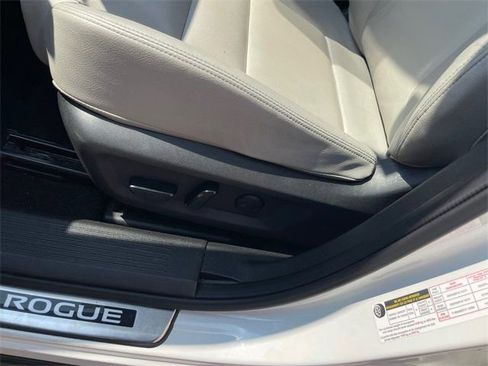 Used 2023 Nissan Rogue SL w/ SL Premium Package image 11