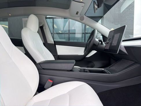 Used 2021 Tesla Model Y Long Range image 11