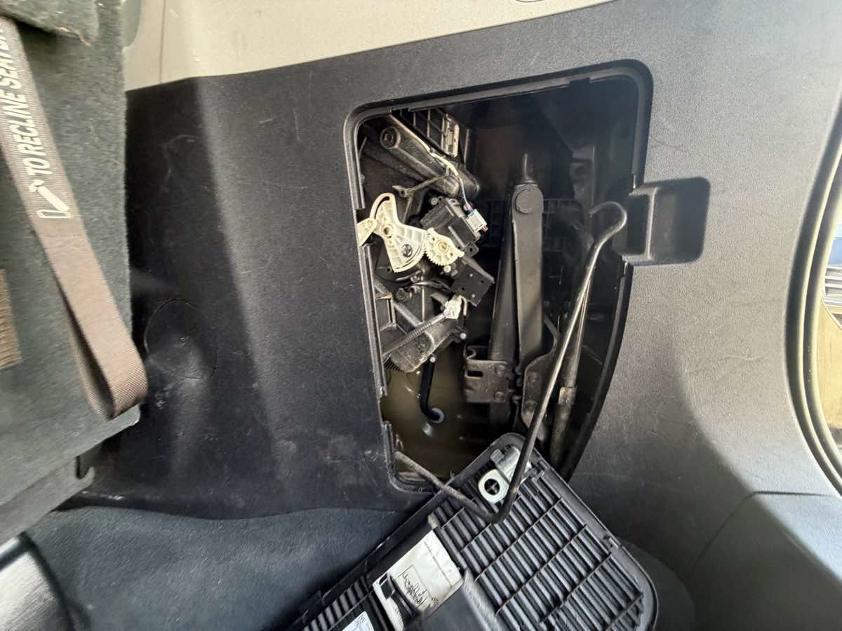 Used 2019 Toyota Sienna SE w/ Carpet Mat Package FWD image 25