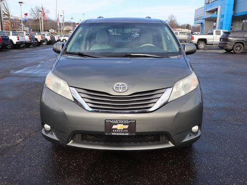 Used 2012 Toyota Sienna XLE image 30