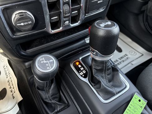 Used 2024 Jeep Wrangler Unlimited Sport AWD/4WD image 30