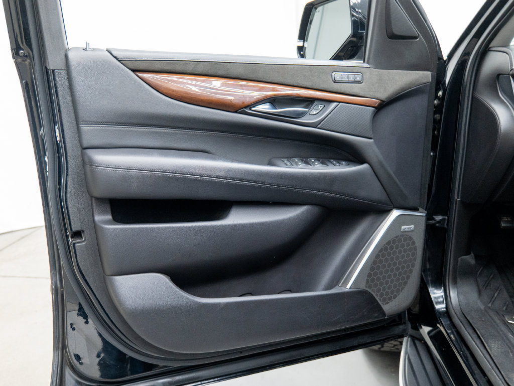 Used 2019 Cadillac Escalade Luxury AWD/4WD image 55