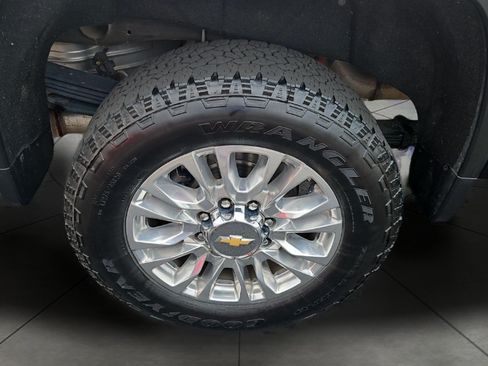 Used 2022 Chevrolet Silverado 2500 High Country w/ Z71 Off-Road Package AWD/4WD image 9
