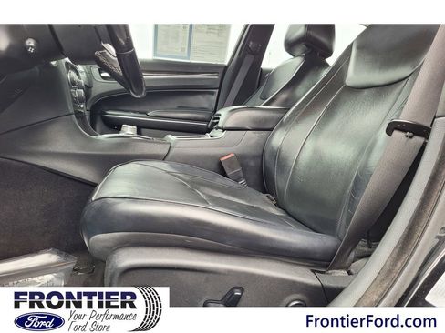 Used 2016 Chrysler 300 C RWD image 21
