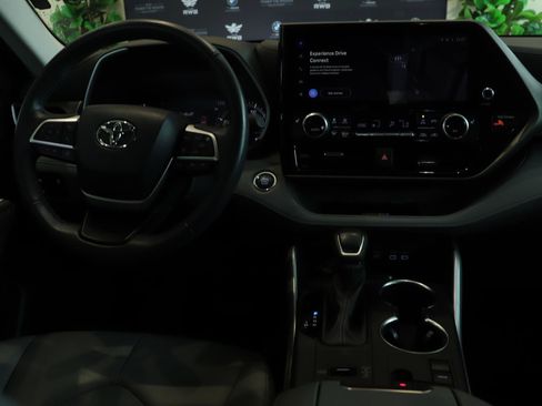 Used 2023 Toyota Highlander XLE FWD image 22