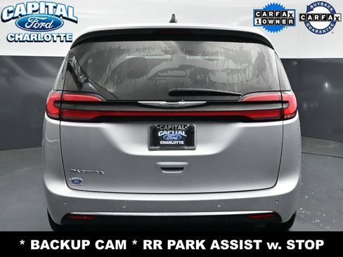 Used 2023 Chrysler Pacifica Touring-L FWD image 6