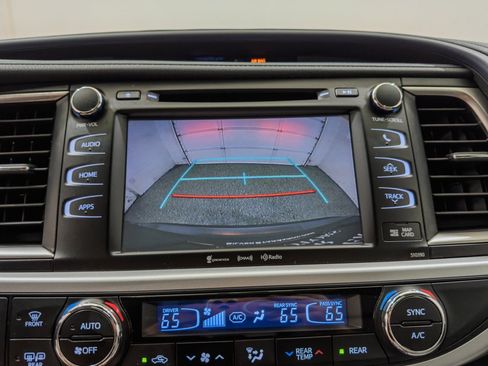 Used 2019 Toyota Highlander XLE AWD/4WD image 43