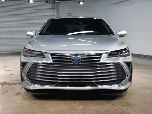 Used 2022 Toyota Avalon Limited image 2