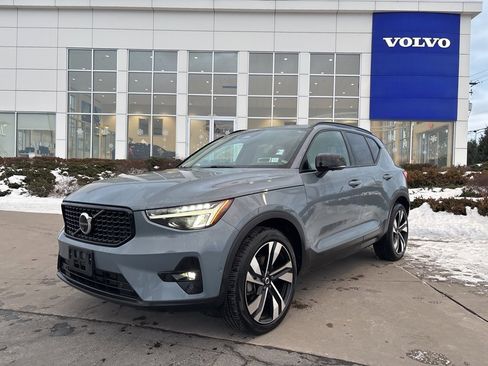 Used 2023 Volvo XC40 B5 Plus w/ Protection Package Premier image 40