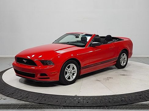 Used 2013 Ford Mustang Convertible RWD image 3