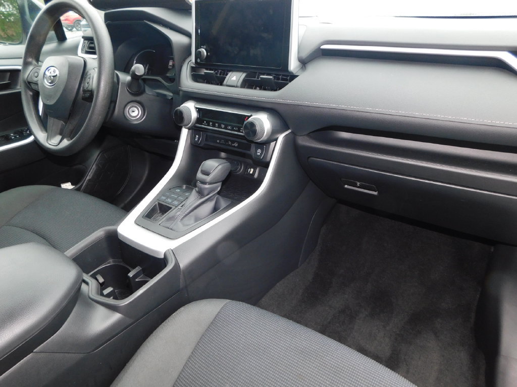 Used 2024 Toyota RAV4 LE AWD/4WD image 17