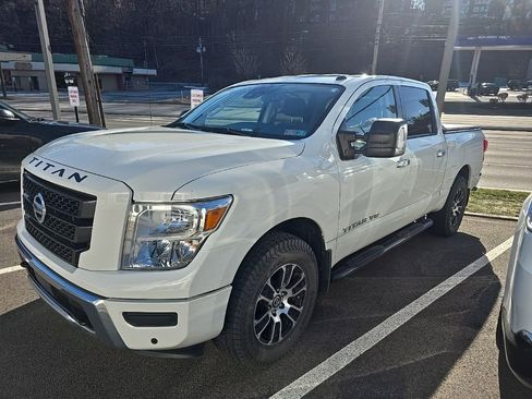 Used 2020 Nissan Titan SV w/ SV Convenience Package image 3
