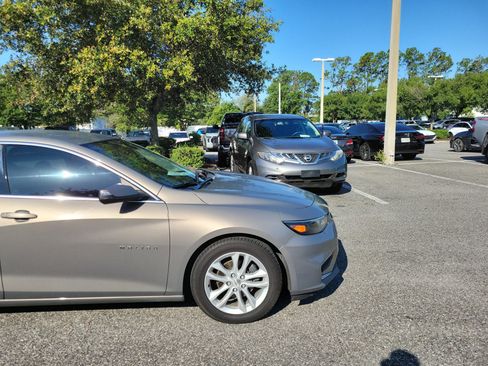 Used 2017 Chevrolet Malibu LT FWD image 8