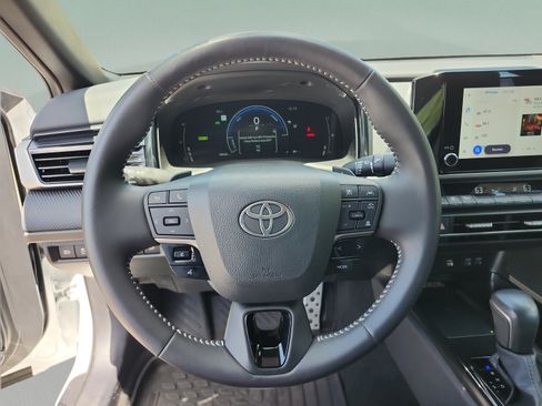 Used 2025 Toyota Camry SE w/ Convenience Package FWD image 9