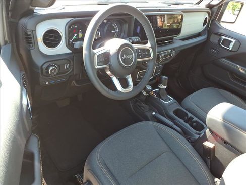 Used 2025 Jeep Wrangler Unlimited Sahara AWD/4WD image 19