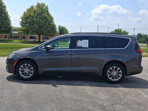 Certified 2022 Chrysler Pacifica Touring-L AWD/4WD image 7