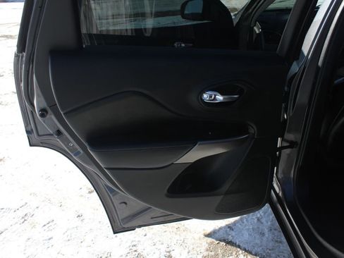 Used 2019 Jeep Cherokee Limited image 38