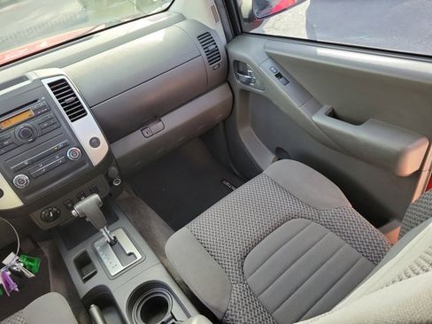 Used 2011 Nissan Frontier SV image 3