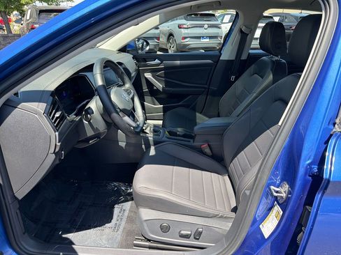 Certified 2023 Volkswagen Jetta SE w/ Panoramic Sunroof Package FWD image 11