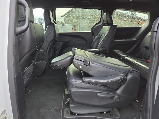 Used 2024 Chrysler Pacifica Limited FWD image 35