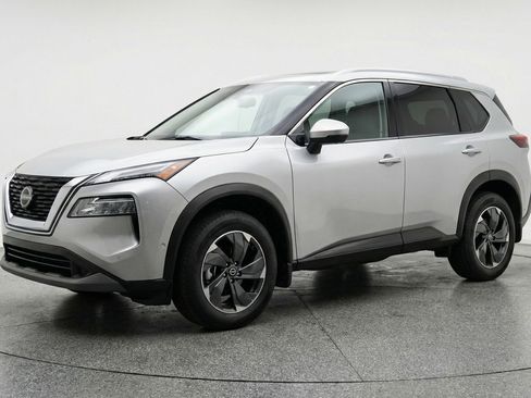 Used 2025 Nissan Rogue SV image 3