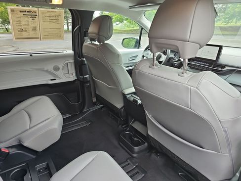 Used 2025 Toyota Sienna XLE FWD image 17