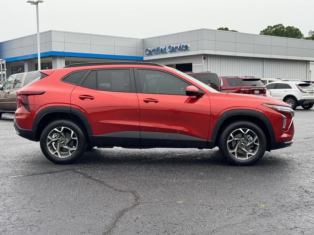 Used 2024 Chevrolet Trax LT FWD image 2