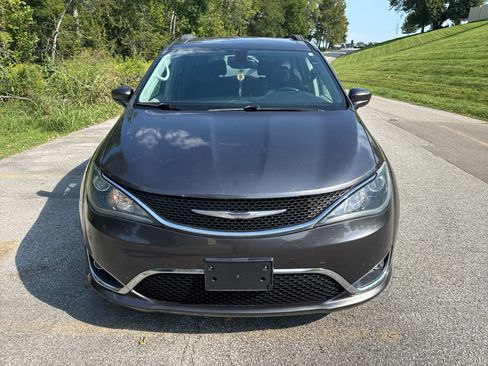 Used 2017 Chrysler Pacifica Touring-L FWD image 8