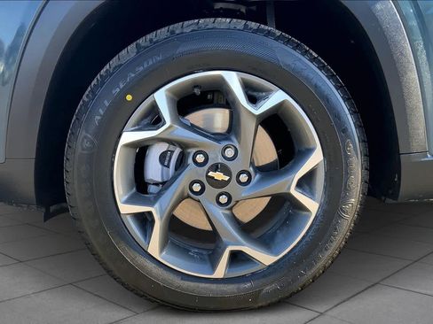 Certified 2025 Chevrolet Trax LT w/ Driver Confidence Package image 11