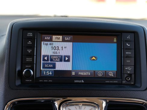 Used 2012 Chrysler Town & Country Limited image 35