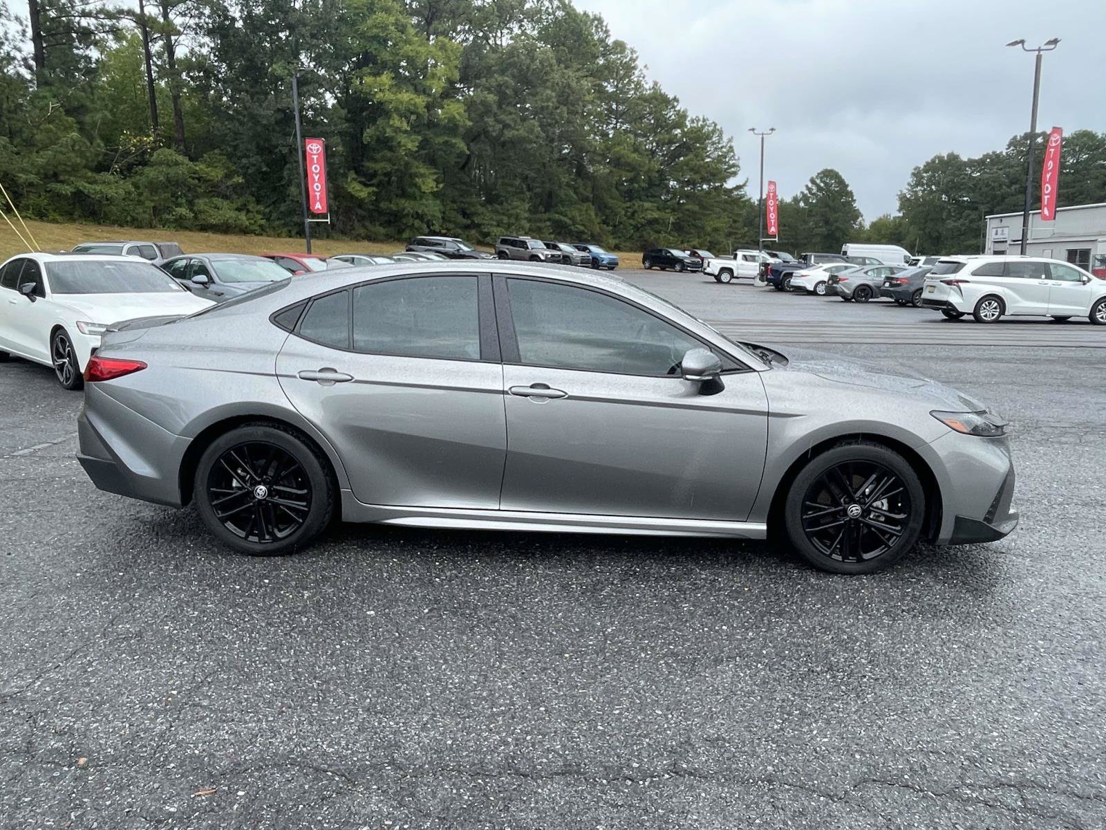 Used 2025 Toyota Camry SE FWD image 2