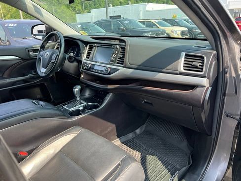 Used 2018 Toyota Highlander XLE AWD/4WD image 28